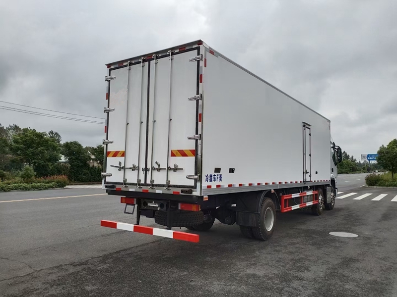 柳汽乘龍小三軸冷藏車(chē)