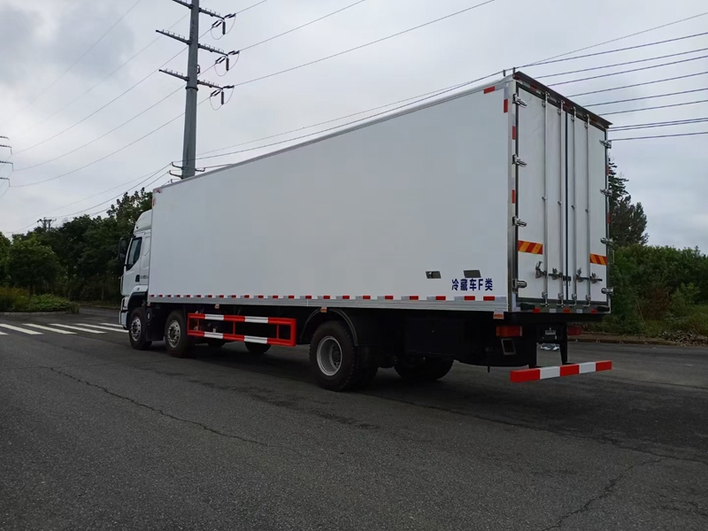 柳汽乘龍小三軸冷藏車(chē)