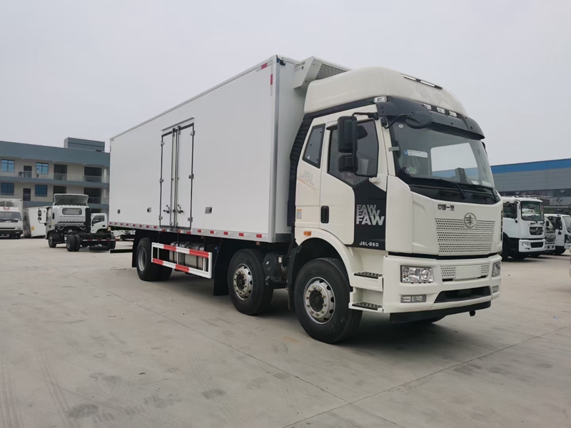 解放J6L小三軸冷藏車