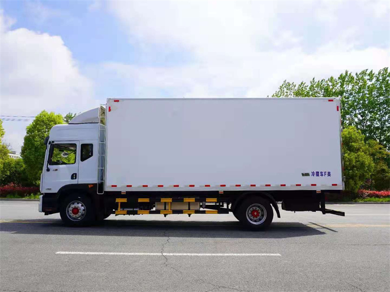 東風多利卡6.8米冷藏車