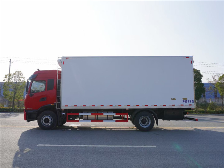 東風(fēng)天錦KR高頂雙臥6.8米冷藏車