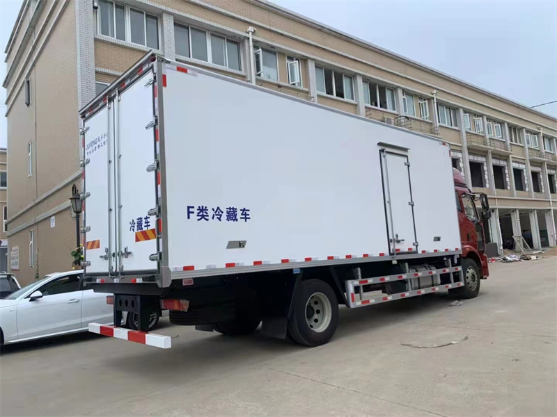 精英版J6L解放6.8米高頂雙臥冷藏車
