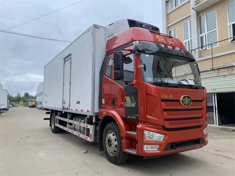 精英版J6L解放6.8米高頂雙臥冷藏車