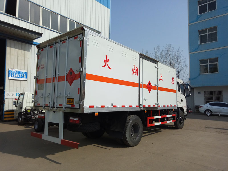 東風6.1米(9噸)液體廂式車