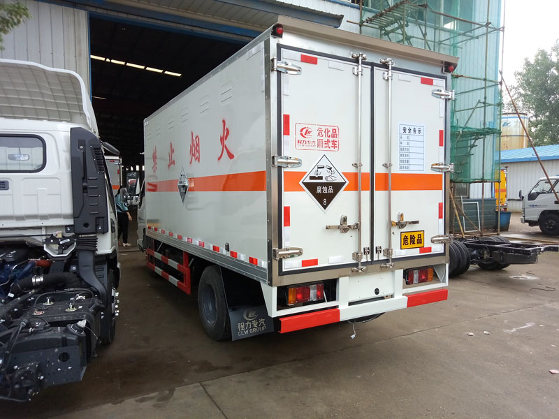 江鈴4.2米(2.6噸)腐蝕品廂式車